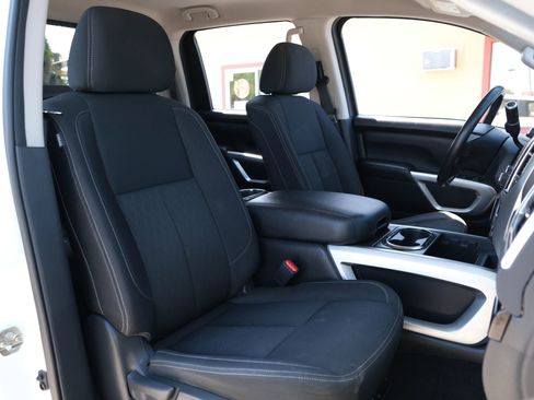 Used 2018 Nissan Titan SV w/ SV Convenience Package RWD image 11