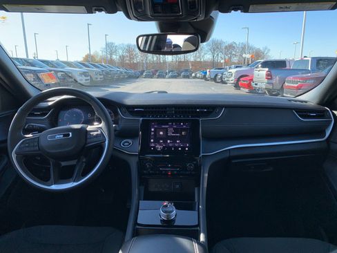 Used 2024 Jeep Grand Cherokee Laredo X image 15