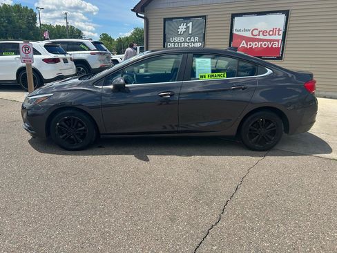 Used 2017 Chevrolet Cruze LT w/ Convenience Package FWD image 8