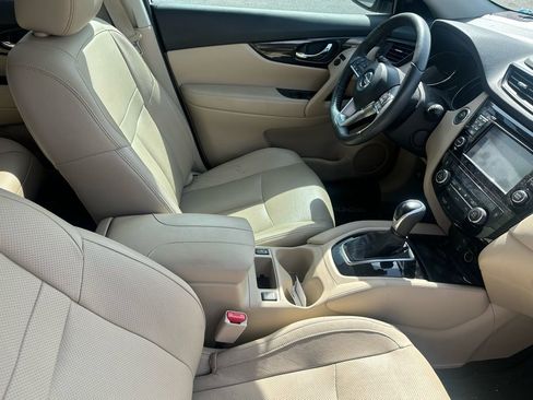 Used 2017 Nissan Rogue SL w/ SL Premium Package image 18