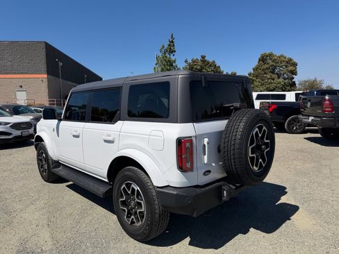 Used 2025 Ford Bronco Outer Banks AWD/4WD image 3