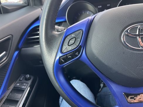 Used 2022 Toyota C-HR XLE image 13