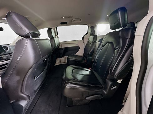 Used 2024 Chrysler Pacifica Touring-L FWD image 27