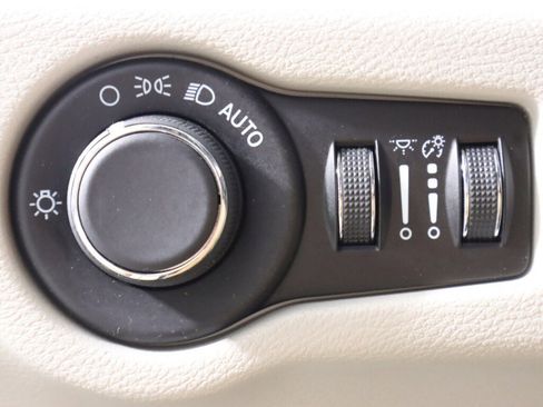 Used 2022 Chrysler Voyager LX image 10