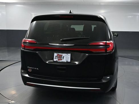 Used 2024 Chrysler Pacifica Touring-L FWD image 6