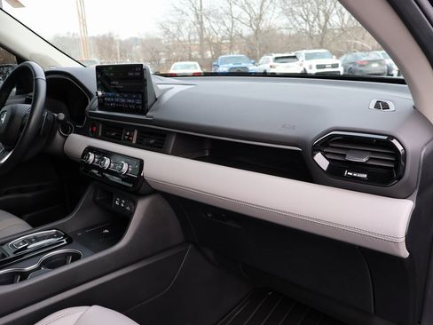 Certified 2025 Honda Pilot Touring image 9