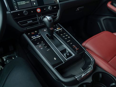 Certified 2025 Porsche Macan image 12