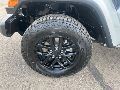 Certified 2022 Jeep Gladiator Sport image 25