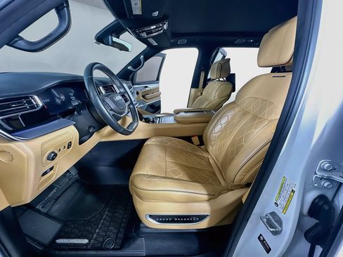 Used 2022 Jeep Grand Wagoneer Series III w/ Rear Seat Video Group 1 AWD/4WD image 18
