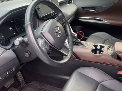 Used 2022 Toyota Venza Limited image 8
