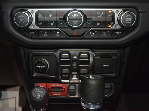 Used 2026 Jeep Gladiator Mojave AWD/4WD image 31