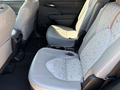 Used 2023 Toyota Highlander Bronze Edition FWD image 25