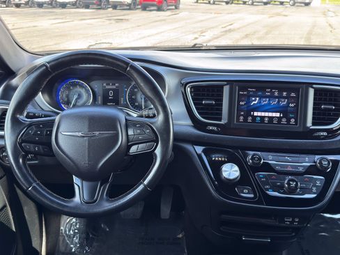Used 2018 Chrysler Pacifica Touring Plus w/ S Appearance Package FWD image 24
