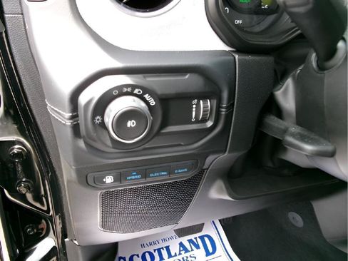 Used 2025 Jeep Wrangler Unlimited Sahara w/ Safety Group AWD/4WD image 15