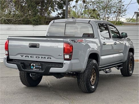 Used 2019 Toyota Tacoma TRD Sport image 10
