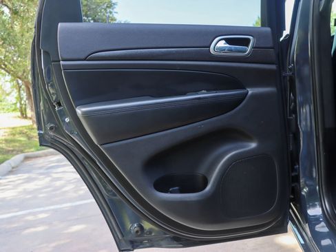 Used 2017 Jeep Grand Cherokee Altitude RWD image 11