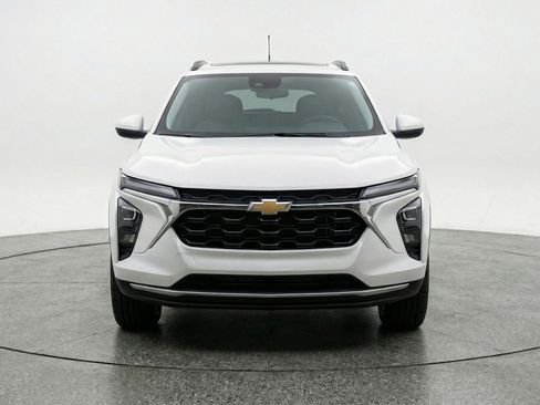 Used 2025 Chevrolet Trax LT w/ LT Convenience Package FWD image 2