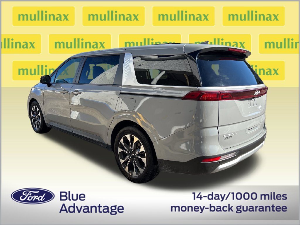 Used 2024 Kia Carnival EX FWD image 3