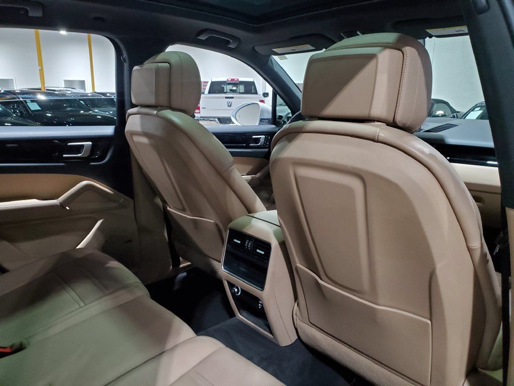 Used 2022 Porsche Cayenne AWD/4WD image 22