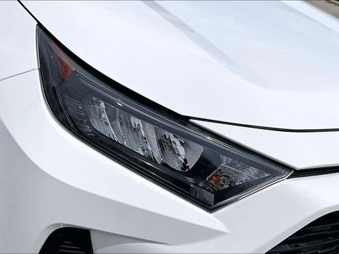 Used 2019 Toyota RAV4 LE FWD image 25