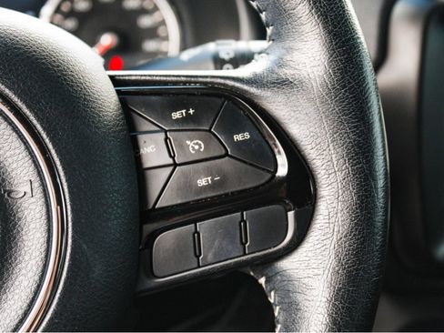 Used 2021 Jeep Renegade Latitude AWD/4WD image 14