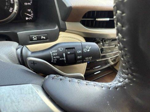 Used 2019 Lexus LX 570 4WD w/ Luxury Package image 18