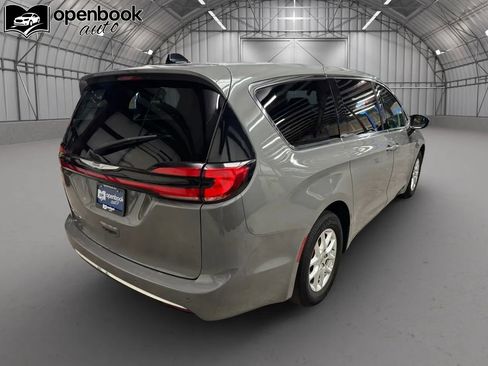 Used 2023 Chrysler Pacifica Touring-L FWD image 5
