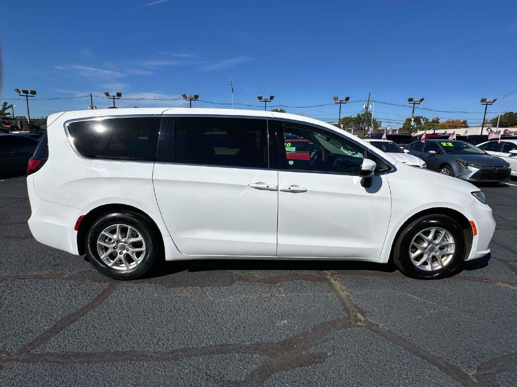 Used 2023 Chrysler Pacifica Touring-L FWD image 4
