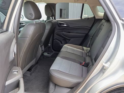 Used 2025 Chevrolet Trax LT w/ LT Convenience Package FWD image 9