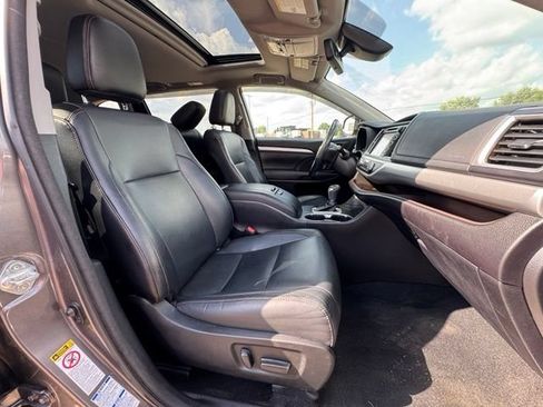 Used 2017 Toyota Highlander XLE AWD/4WD image 12