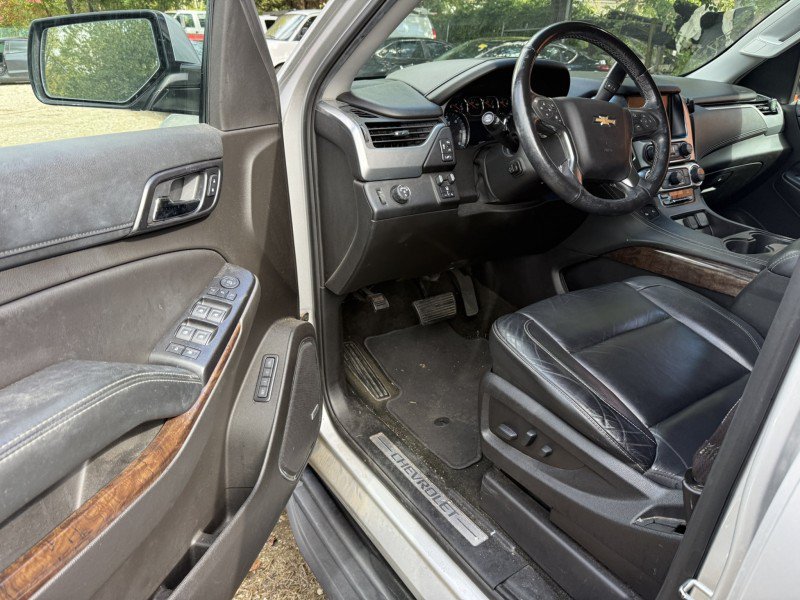 Used 2017 Chevrolet Suburban LT RWD image 3