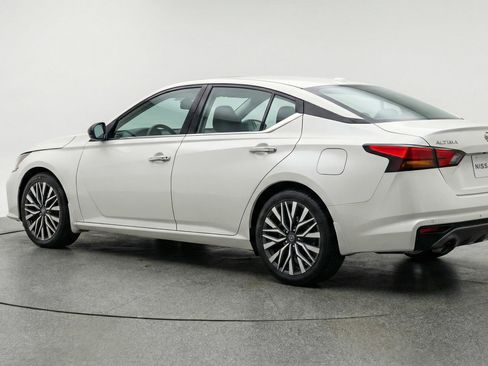 Used 2025 Nissan Altima 2.5 SV FWD image 6