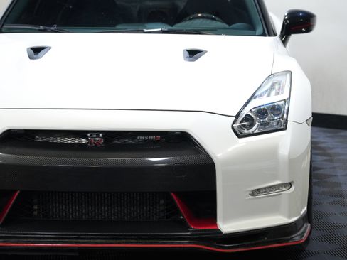 Used 2016 Nissan GT-R NISMO AWD/4WD image 10
