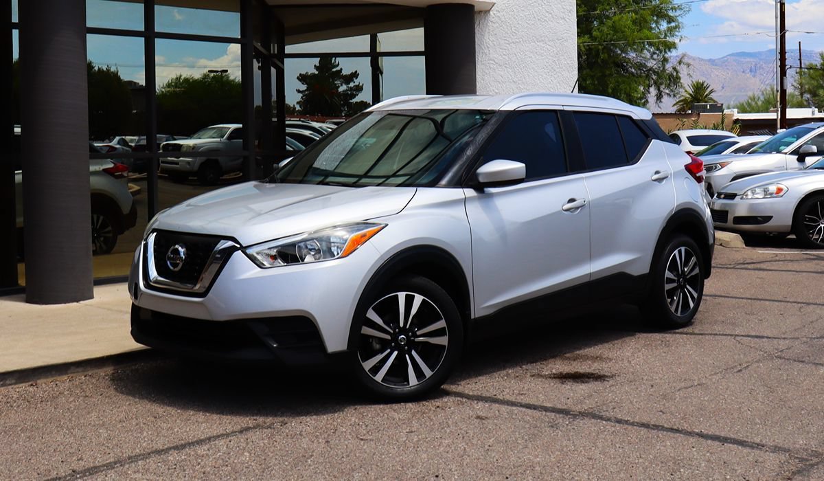 Used 2018 Nissan Kicks SV FWD image 2