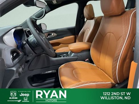 New 2026 Chrysler Pacifica Pinnacle AWD/4WD image 32