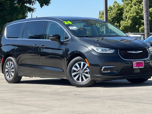 Used 2024 Chrysler Pacifica Limited FWD image 2