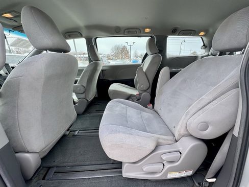 Used 2016 Toyota Sienna L image 12