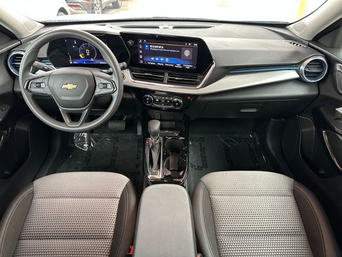 Used 2025 Chevrolet Trax LT image 31