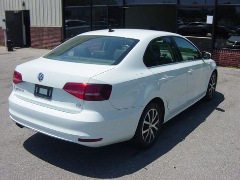 Used 2017 Volkswagen Jetta SE image 4
