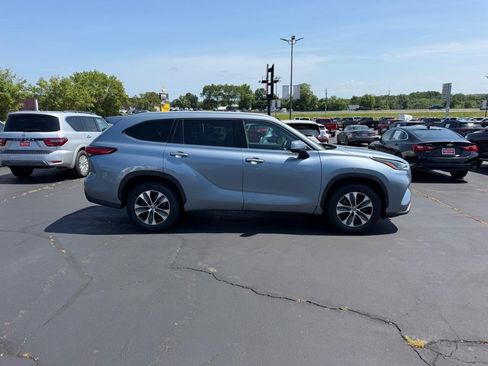 Used 2022 Toyota Highlander XLE FWD image 2