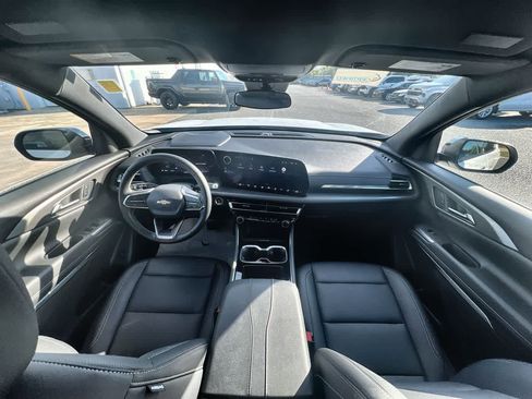 Used 2025 Chevrolet Traverse LT image 20