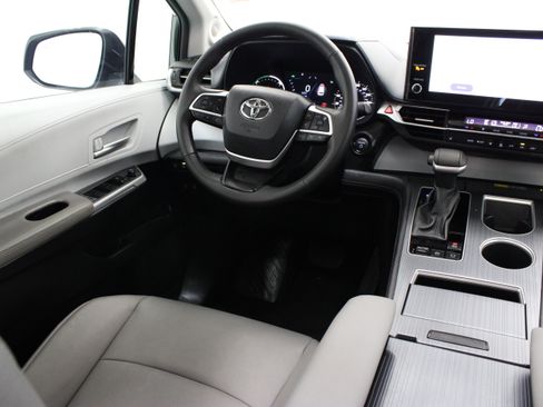 Used 2026 Toyota Sienna XLE FWD image 32