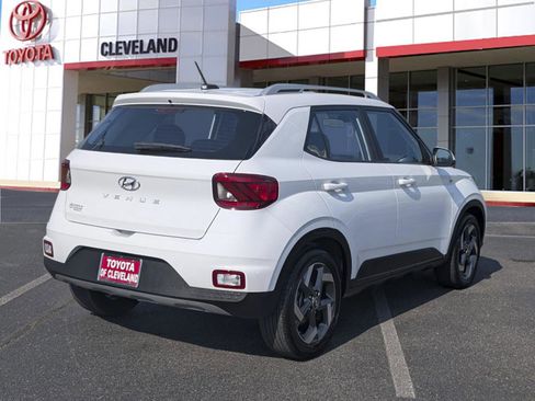 Used 2023 Hyundai Venue SEL FWD image 7