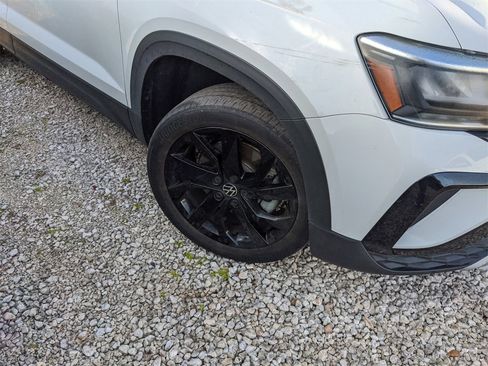 Certified 2022 Volkswagen Taos SE w/ IQ.Drive SE Package image 7