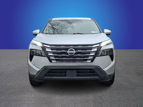 Used 2024 Nissan Rogue SV image 2