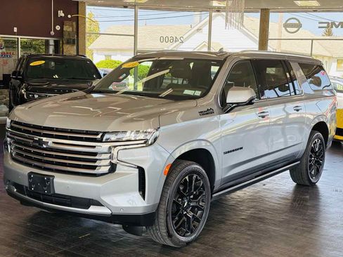 Used 2024 Chevrolet Suburban High Country AWD/4WD image 17