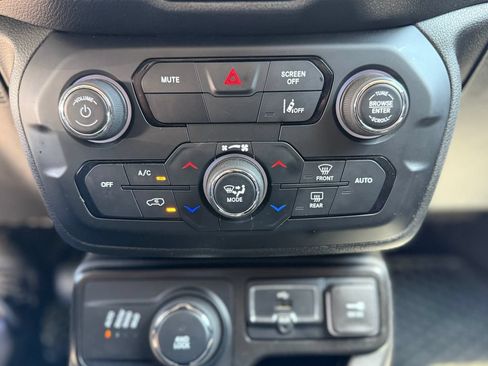 Used 2023 Jeep Renegade Latitude w/ Premium Group AWD/4WD image 26