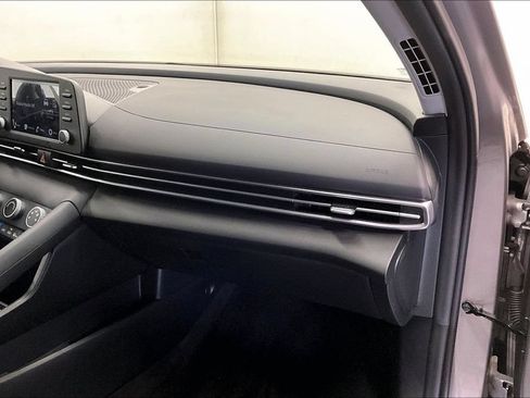 Used 2025 Hyundai Elantra SE FWD image 15
