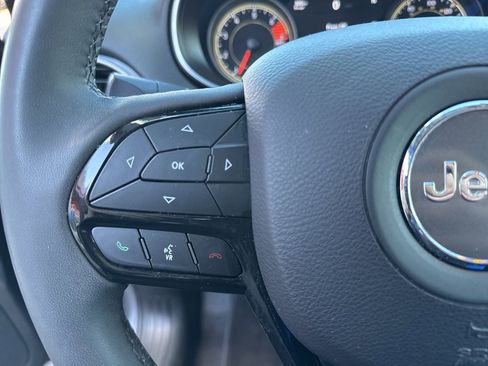 Used 2023 Jeep Cherokee Altitude Lux image 31