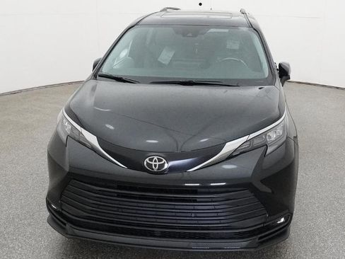 New 2026 Toyota Sienna XLE image 32